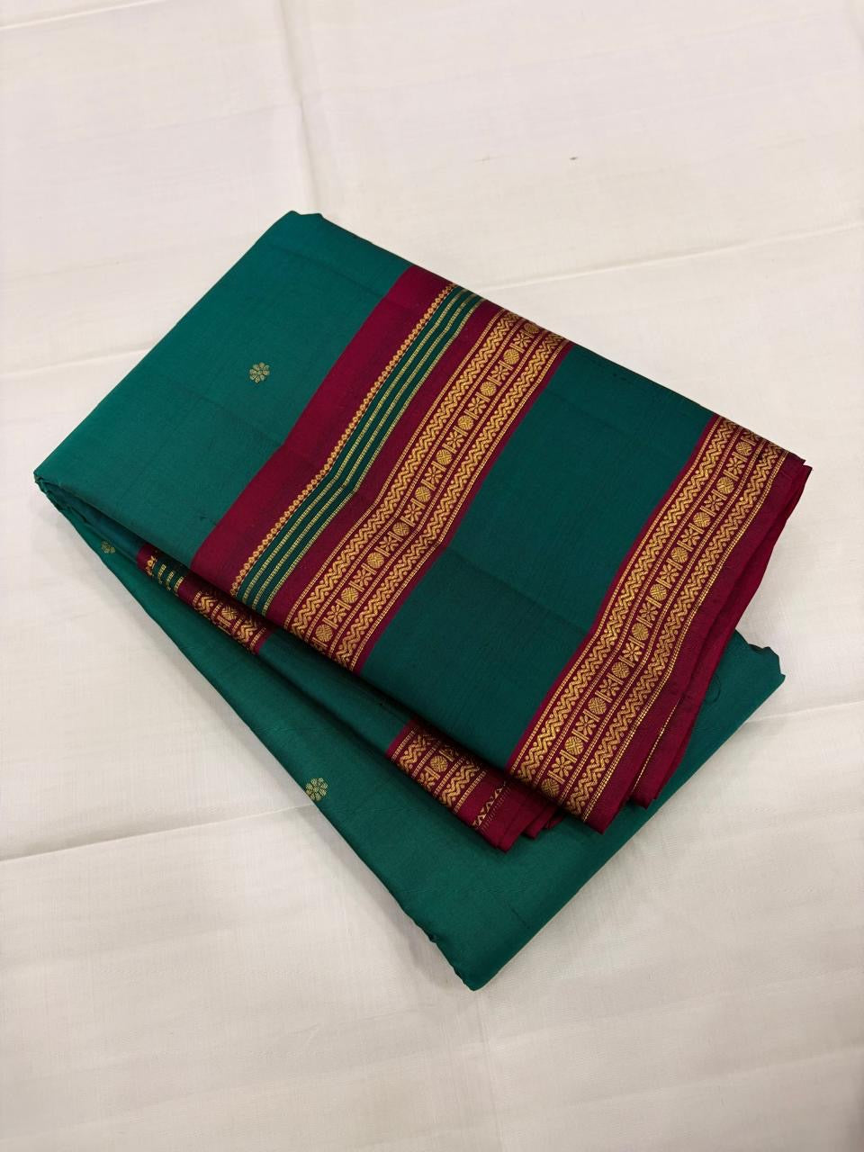 Peacock Green and Magenta Handwoven Lightweight Pure Silk Kanchipuram Saree: view 6