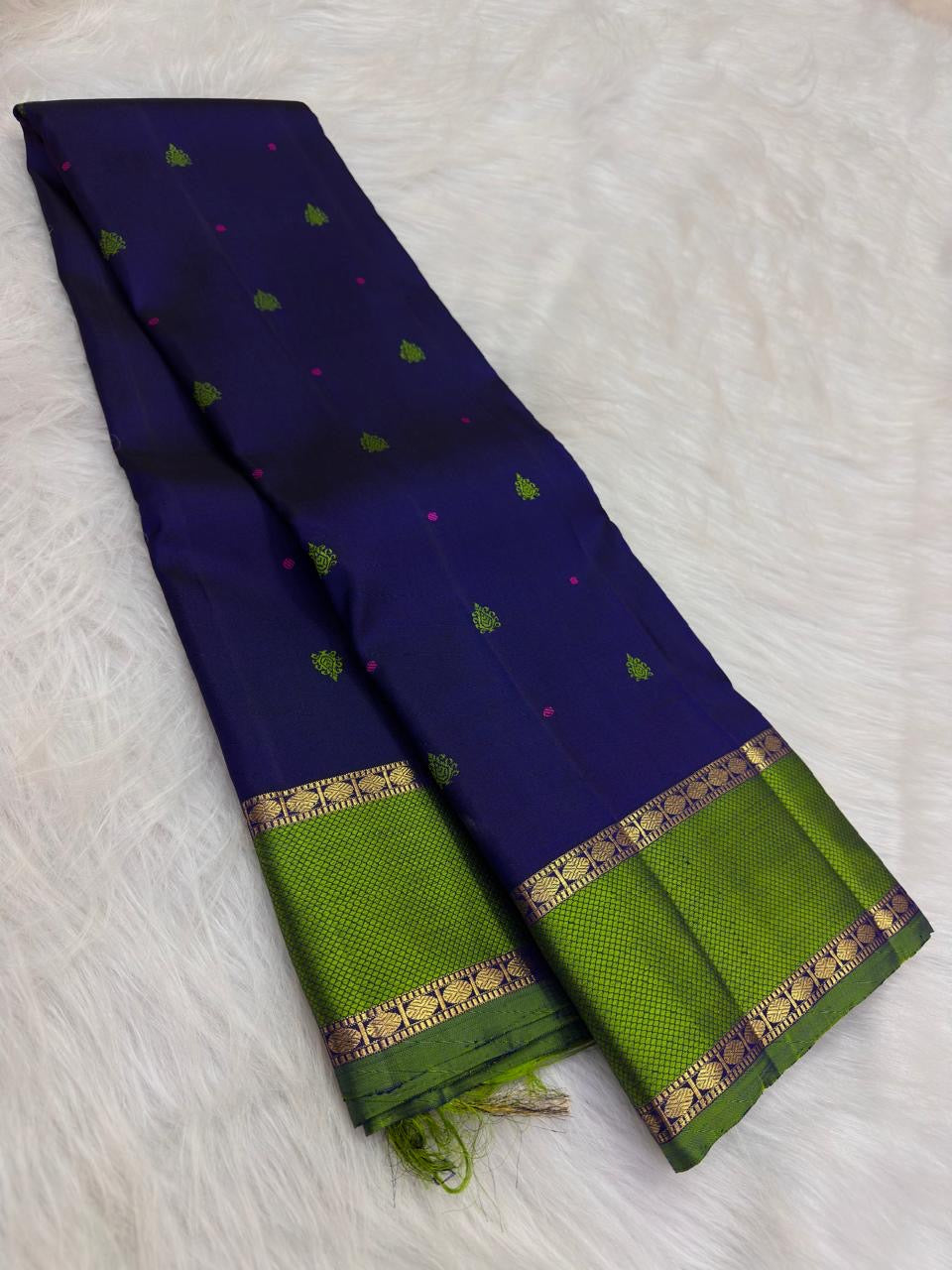 Close view of the Ilai Pachai pettu with fine classic-gold micro-lattice and narrow floral reku borders.