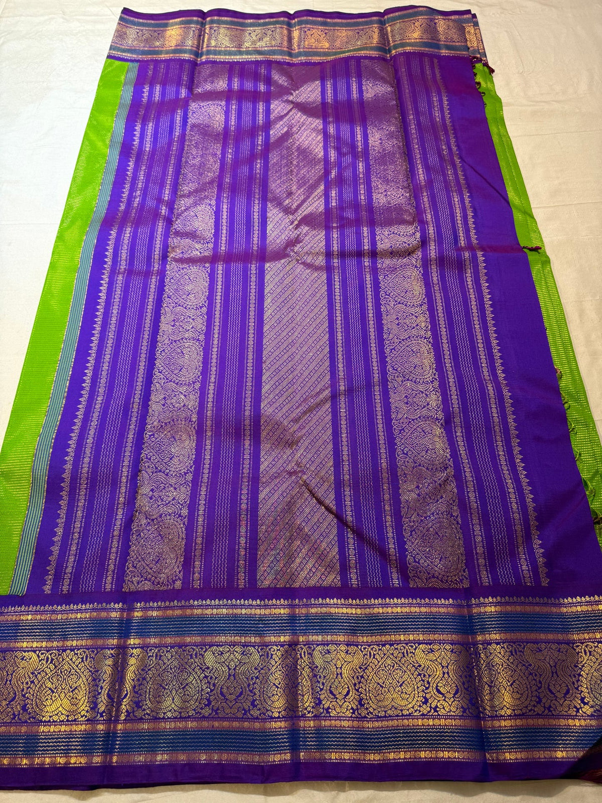 Ilai Pachai Green Kanchipuram silk saree with fine antique-gold linear zari texture.