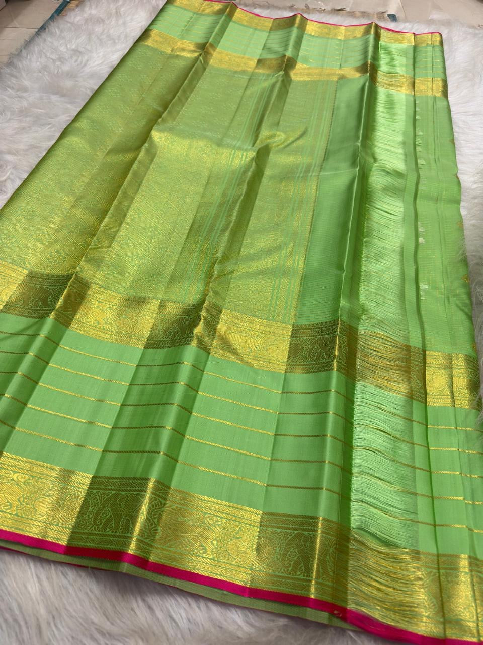 Ilai Pachai Green pure silk Kanjivaram Varisaipet saree with antique-gold traditional zari border.