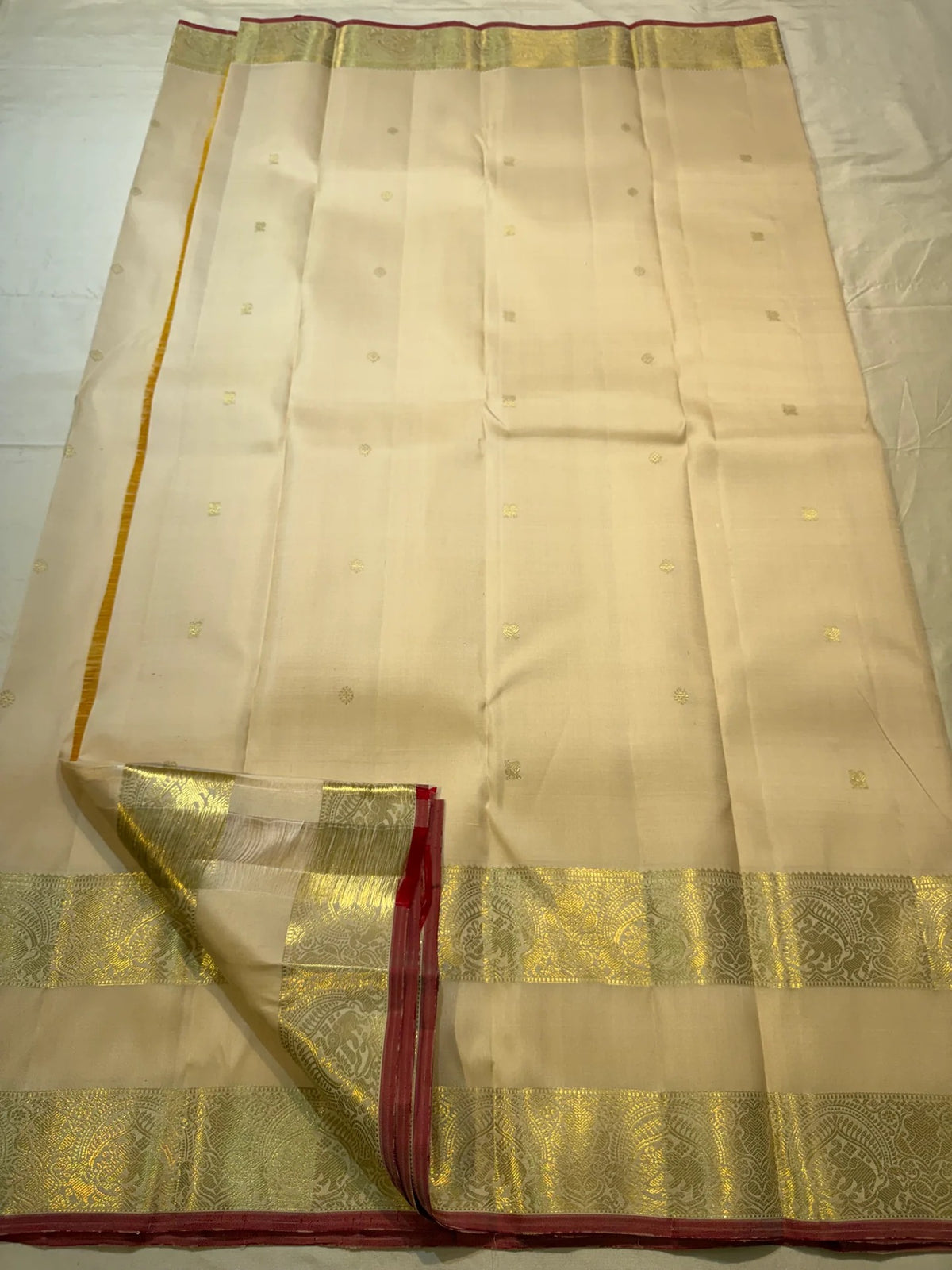 Deep Pink selvedge outlining the pale Kanchipuram body.