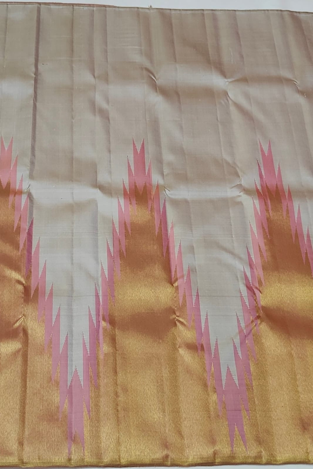 Antique gold zari pallu on ivory Ettukol Kancheepuram saree