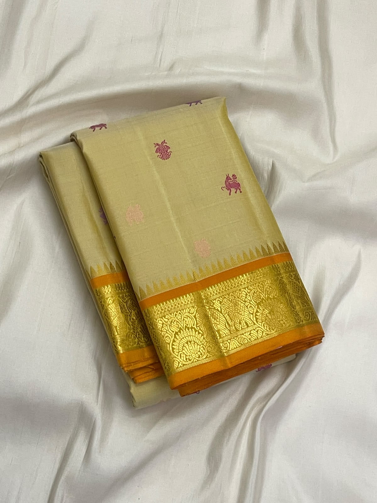 Ivory Gandaberunda Yazhi Butta Kanjivaram saree full view