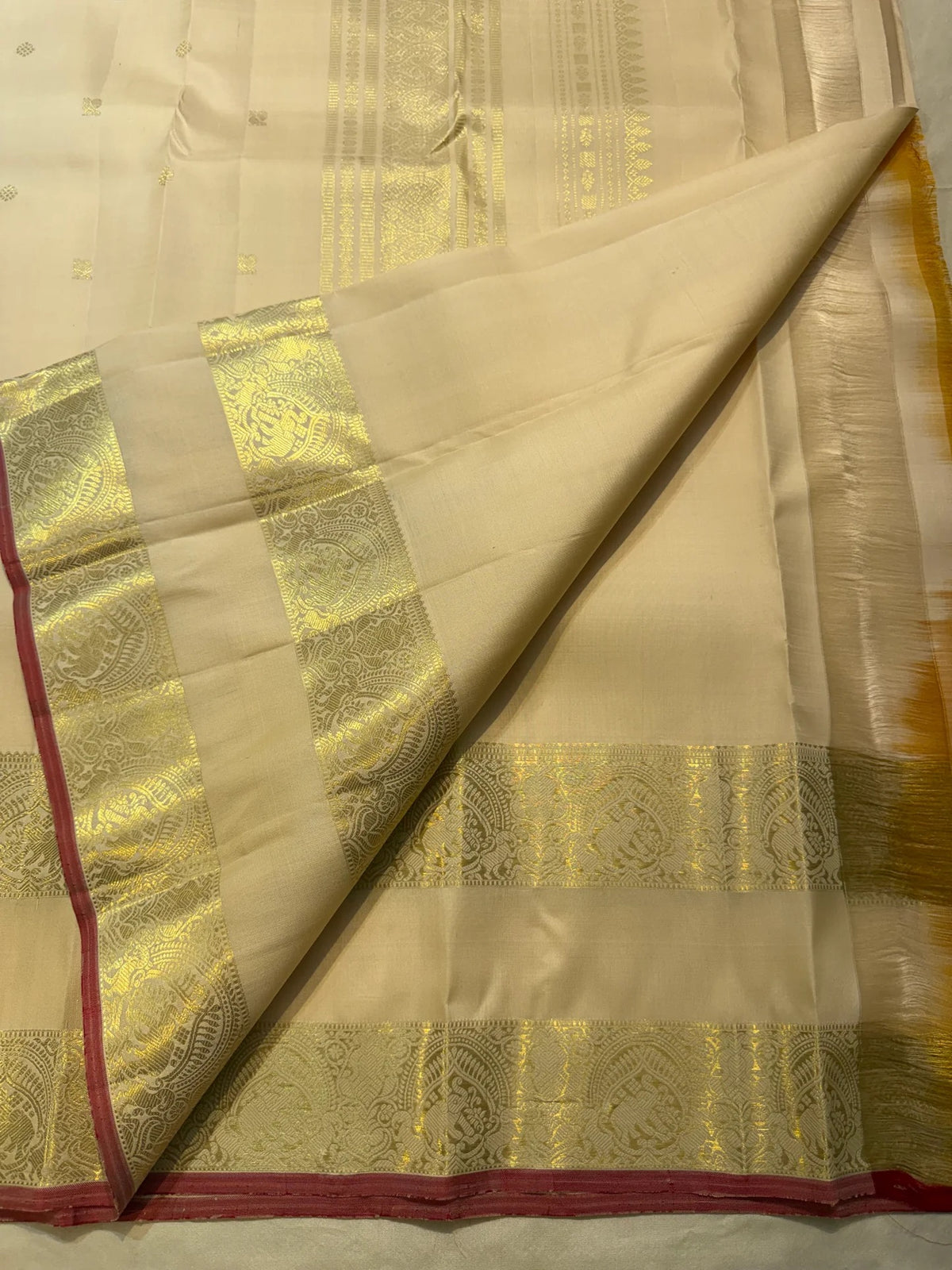 Handwoven Ivory Pure Silk Kanchipuram Rettapet saree.