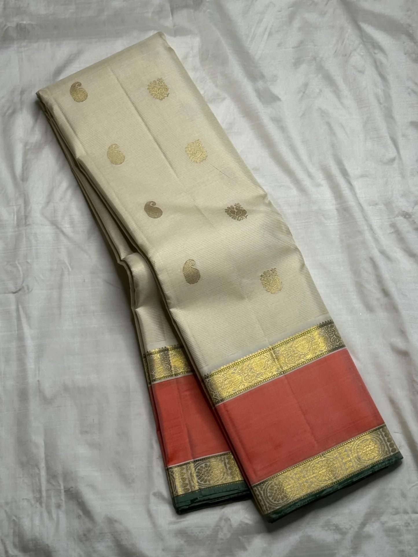 Off white vairaoosi Kanjivaram silk saree with alternating maanga and kamalam butta in gold zari — Idam Living