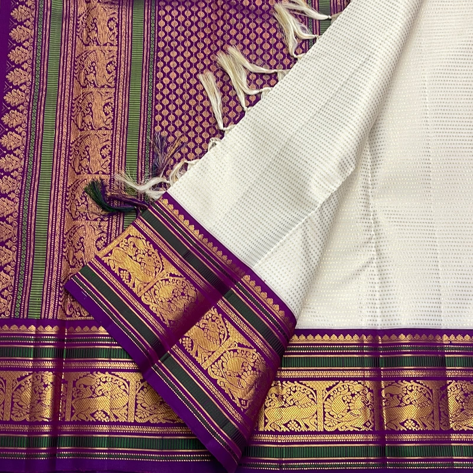 Ivory Pure Silk Kancheepuram Butta Saree - grand pallu detail