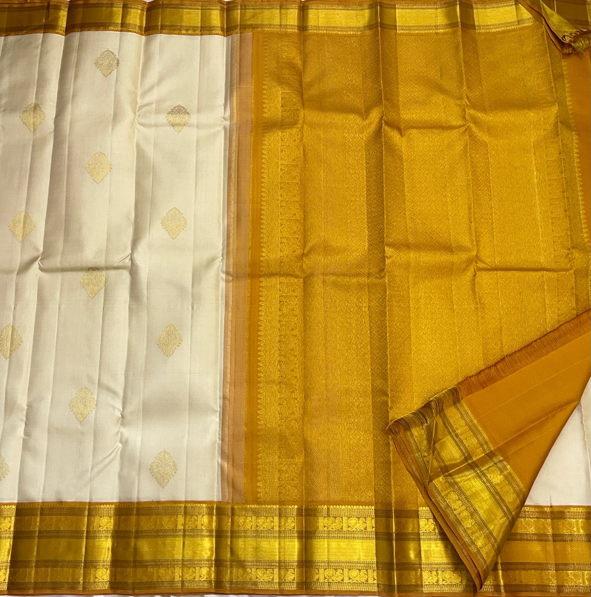 Venpattu Ivory Pure Silk Kanchipuram Butta Saree with Manjal Gold Pettu