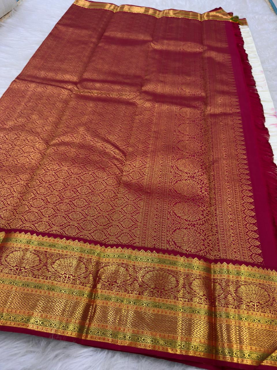 Ivory and Arakku contrast across handwoven pure silk and ornate zari border