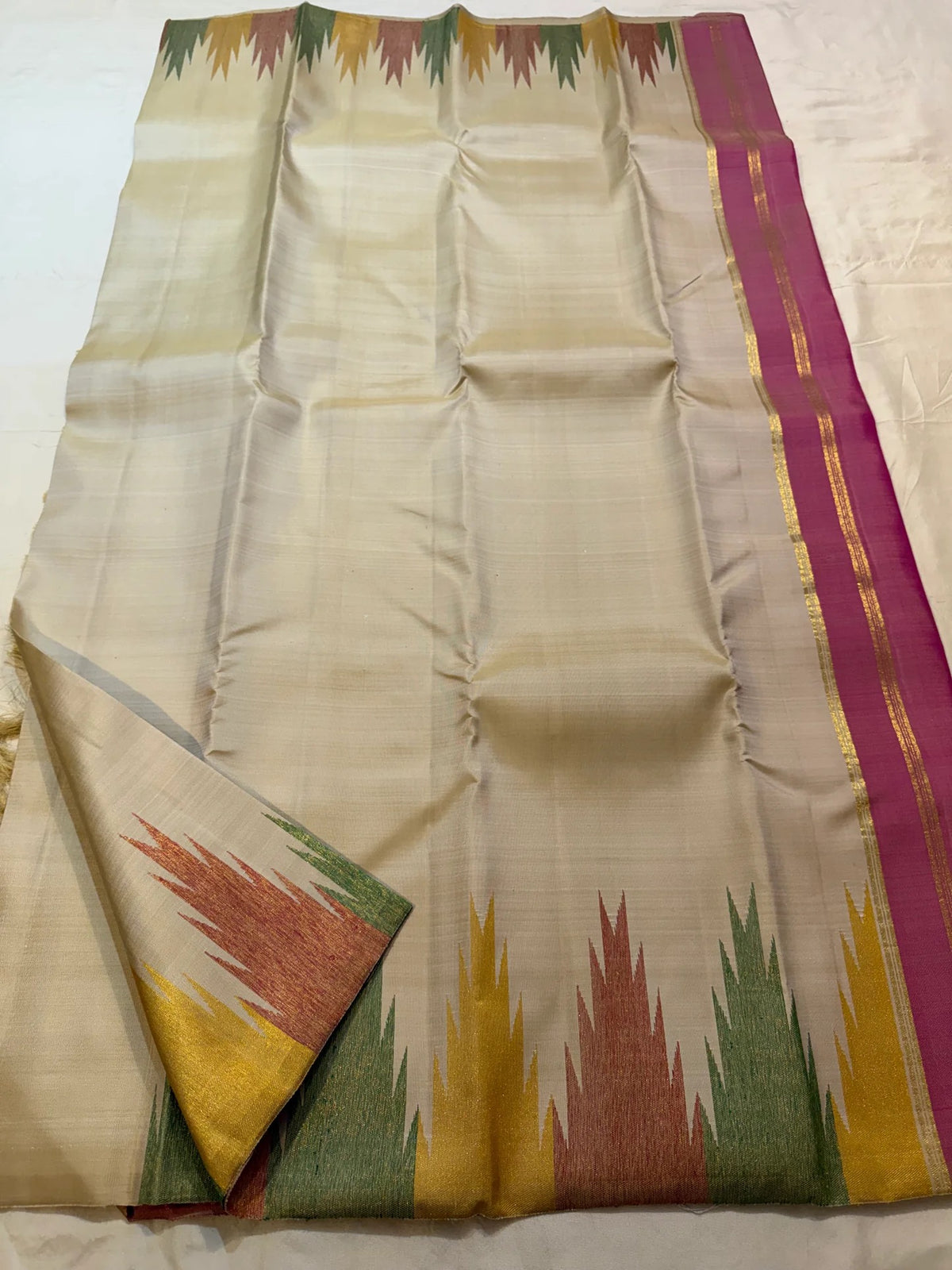 Ivory saree with Magenta border Ettukol Kanchipuram