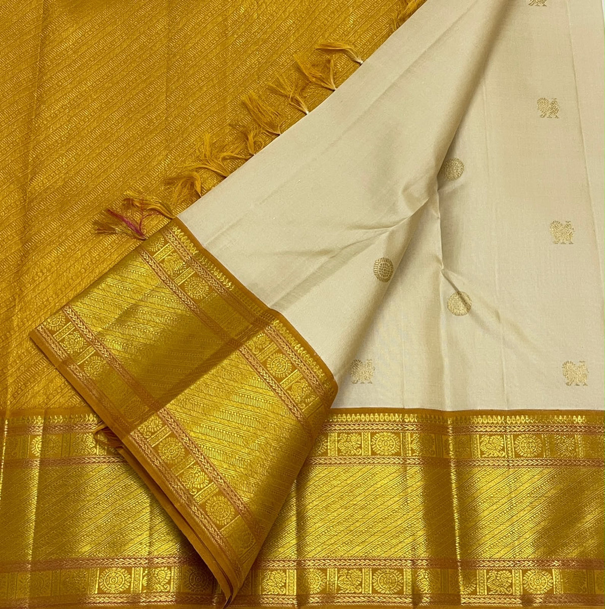 Warm Ivory Handwoven Pure Silk Kanchipuram Saree with Bavanji Border and Mayil Chakram, contrasting border detail