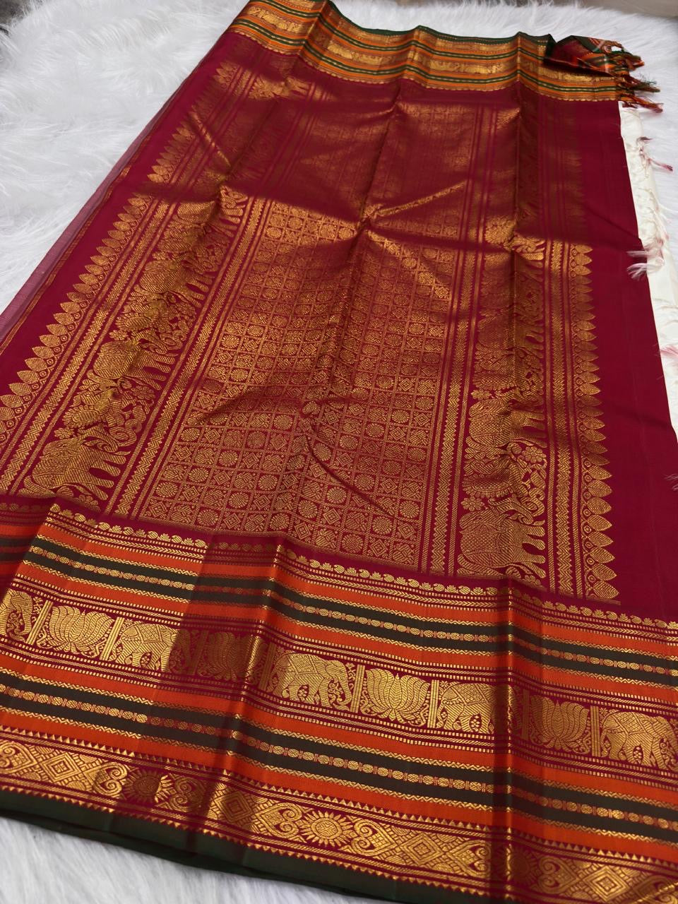 Ivory pure silk Kanjivaram Varisaipet weave, body close-up with gold zari motifs