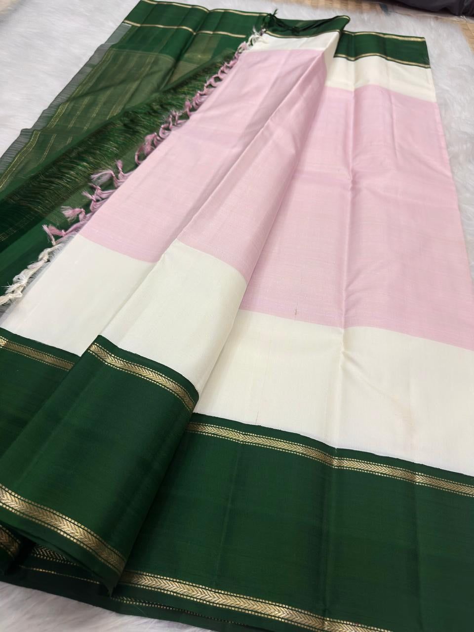 Fine Vanki-pattern zari on layered Korvai border