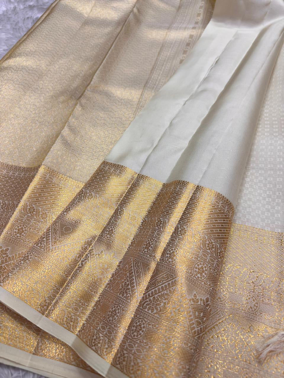 Full drape of ivory tissue pure silk Kancheepuram saree