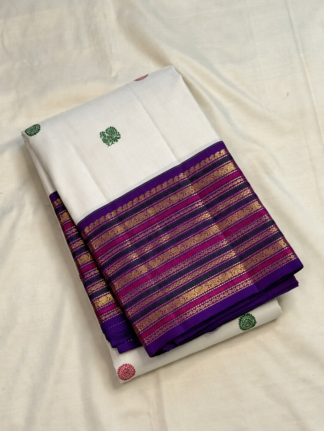 Ivory white vintage-style Pure Silk Kanchipuram Varisaipet saree with small silk-thread Mayil Chakram motifs.