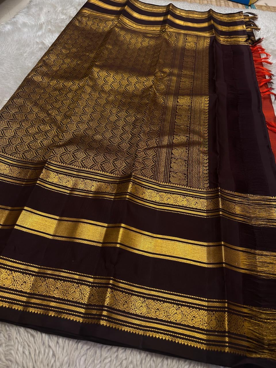 Close-up of the deep Kaapi Kottai brown gold zari Varisaipet border
