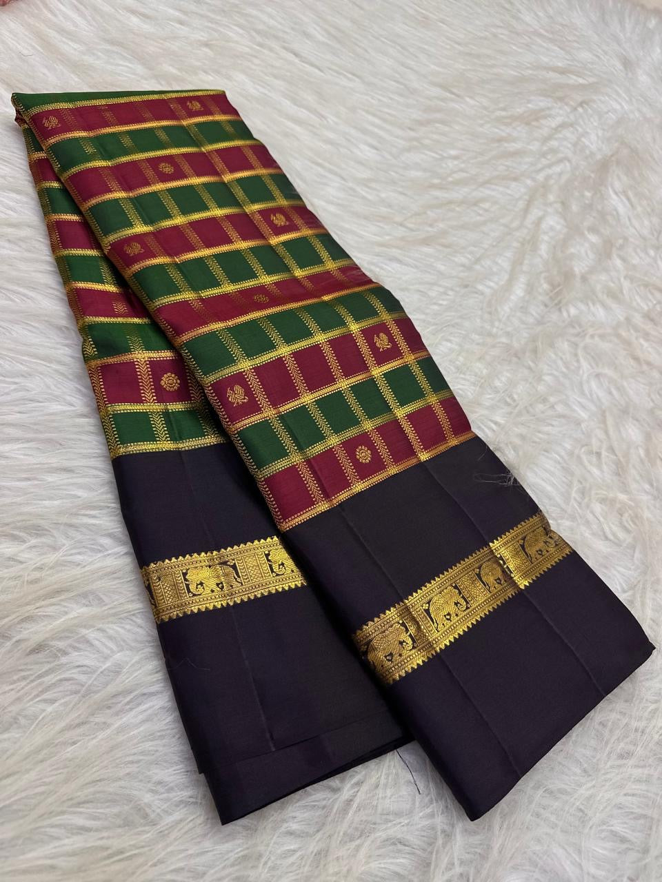 Kanchana purple Kaal Irangiya border on a Kanjivaram Paalum Pazhamum saree