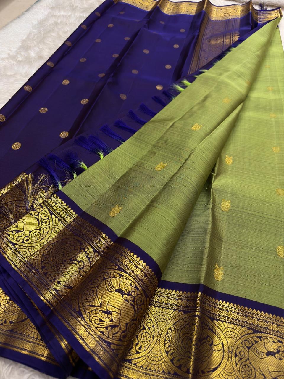 Green pure silk Kanchipuram saree, saree body butta detail with thulir-pachai fresh-leaf green with neelam-blue contrast