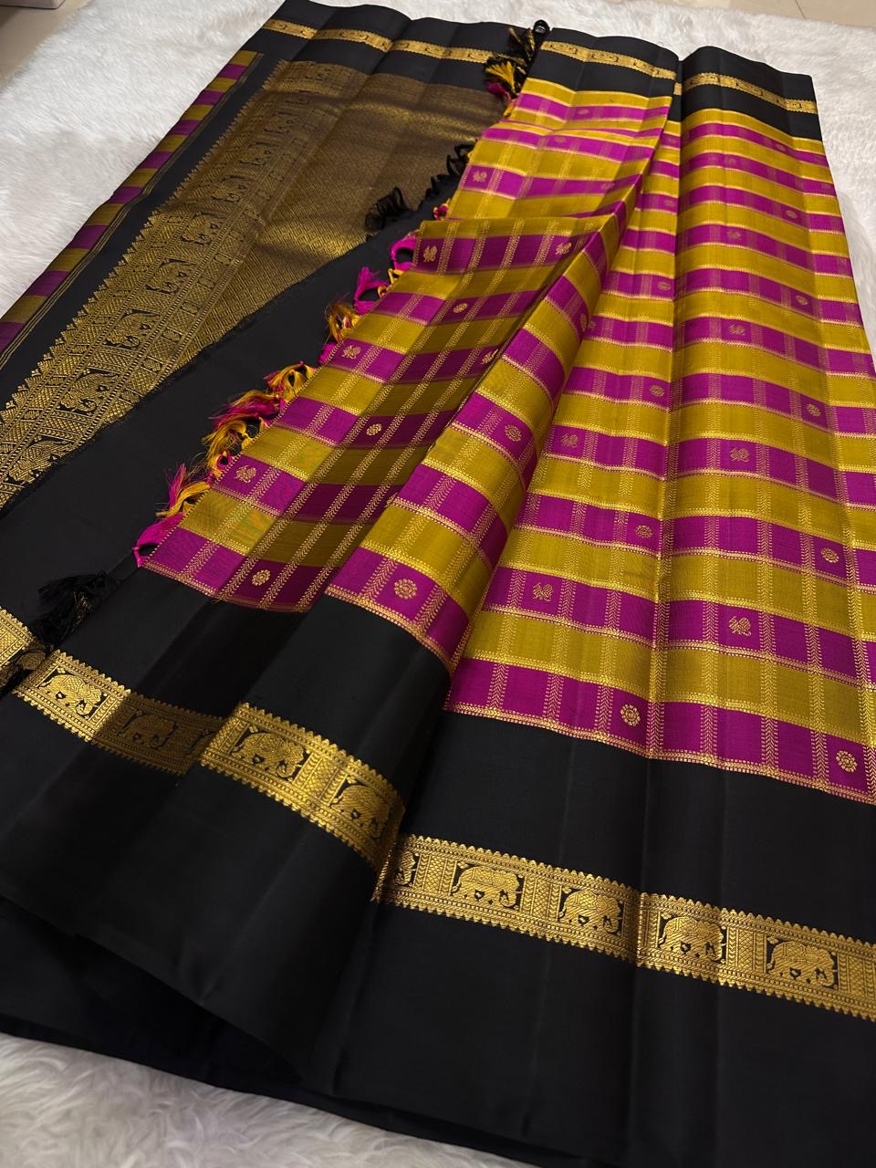 deep brown border detail of magenta ponvandu gold checks  Kanchipuram silk saree