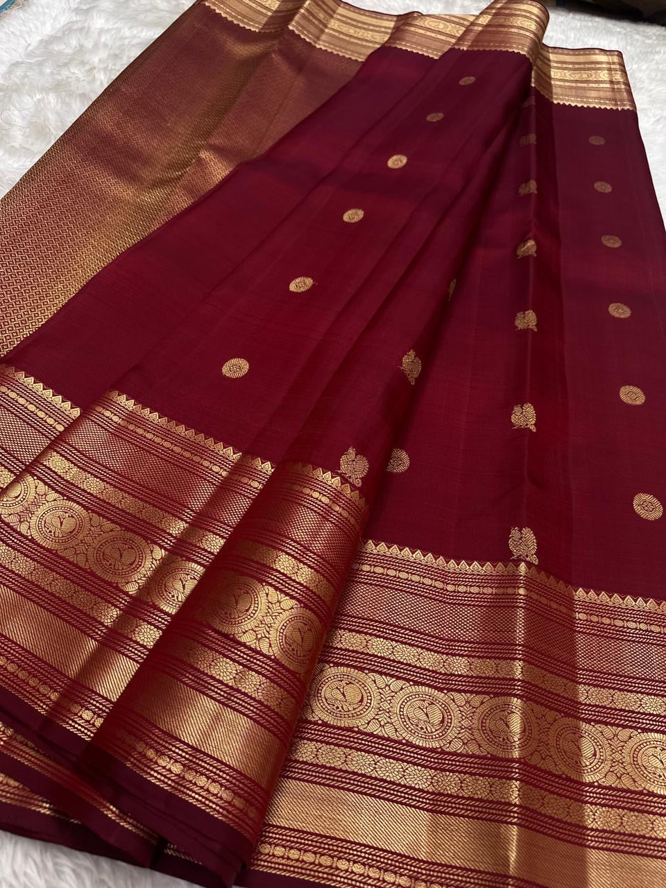Arakku red pure silk Kanchipuram saree with antique gold mayil chakram buttas and a detailed peacock and arai maadam pallu, view 2.