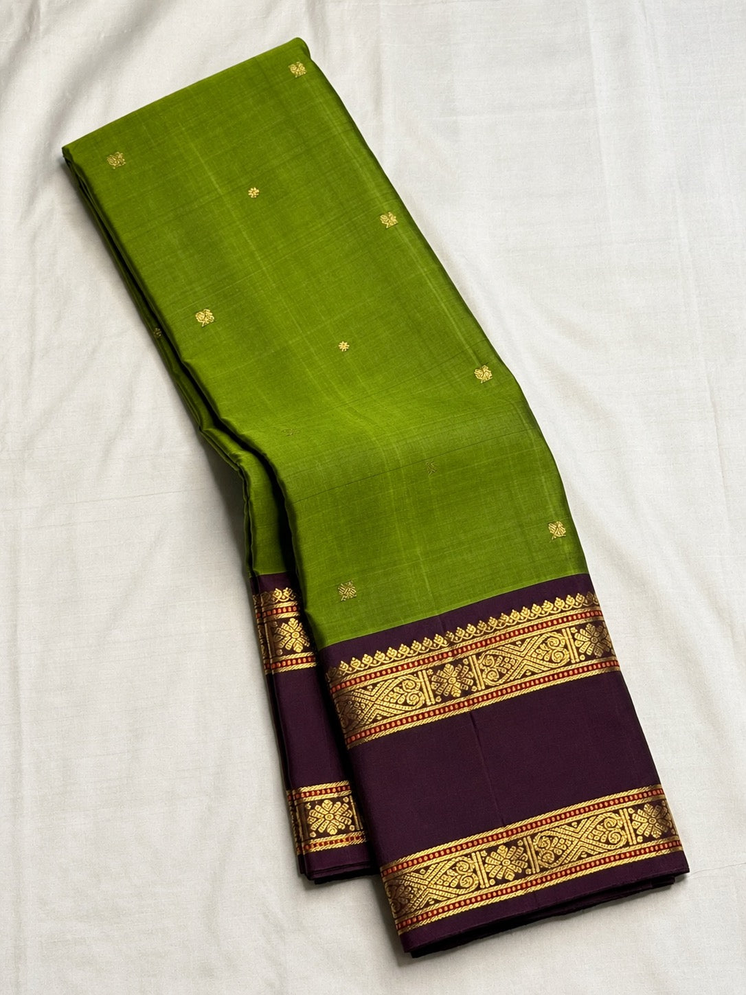 Thulir pachai green handwoven pure silk Kanjeevaram Rettapet saree with aubergine border, photo 3 of 5