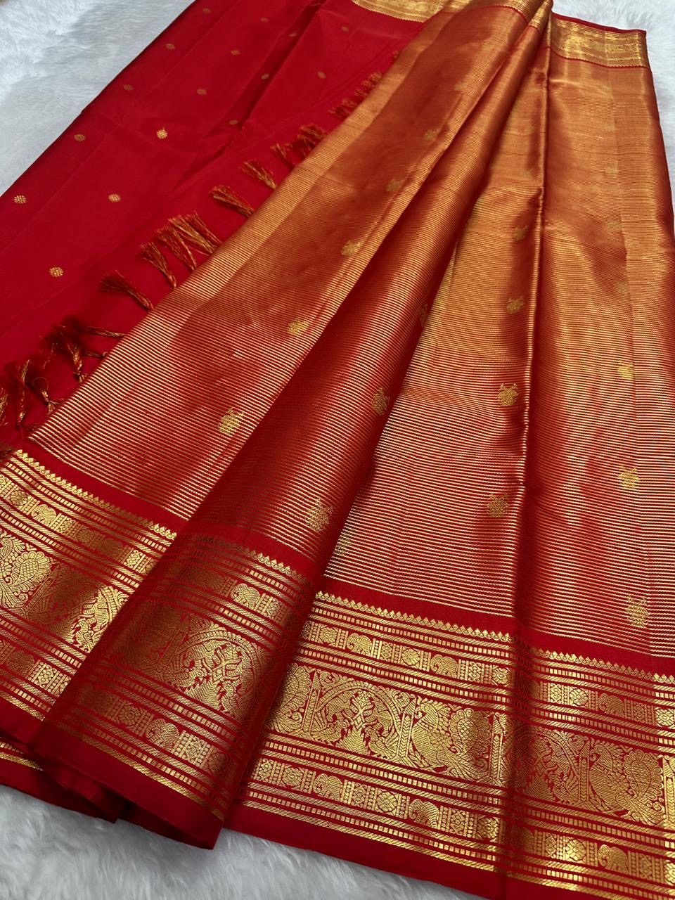v pallu detail of deep red Kanchipuram silk saree