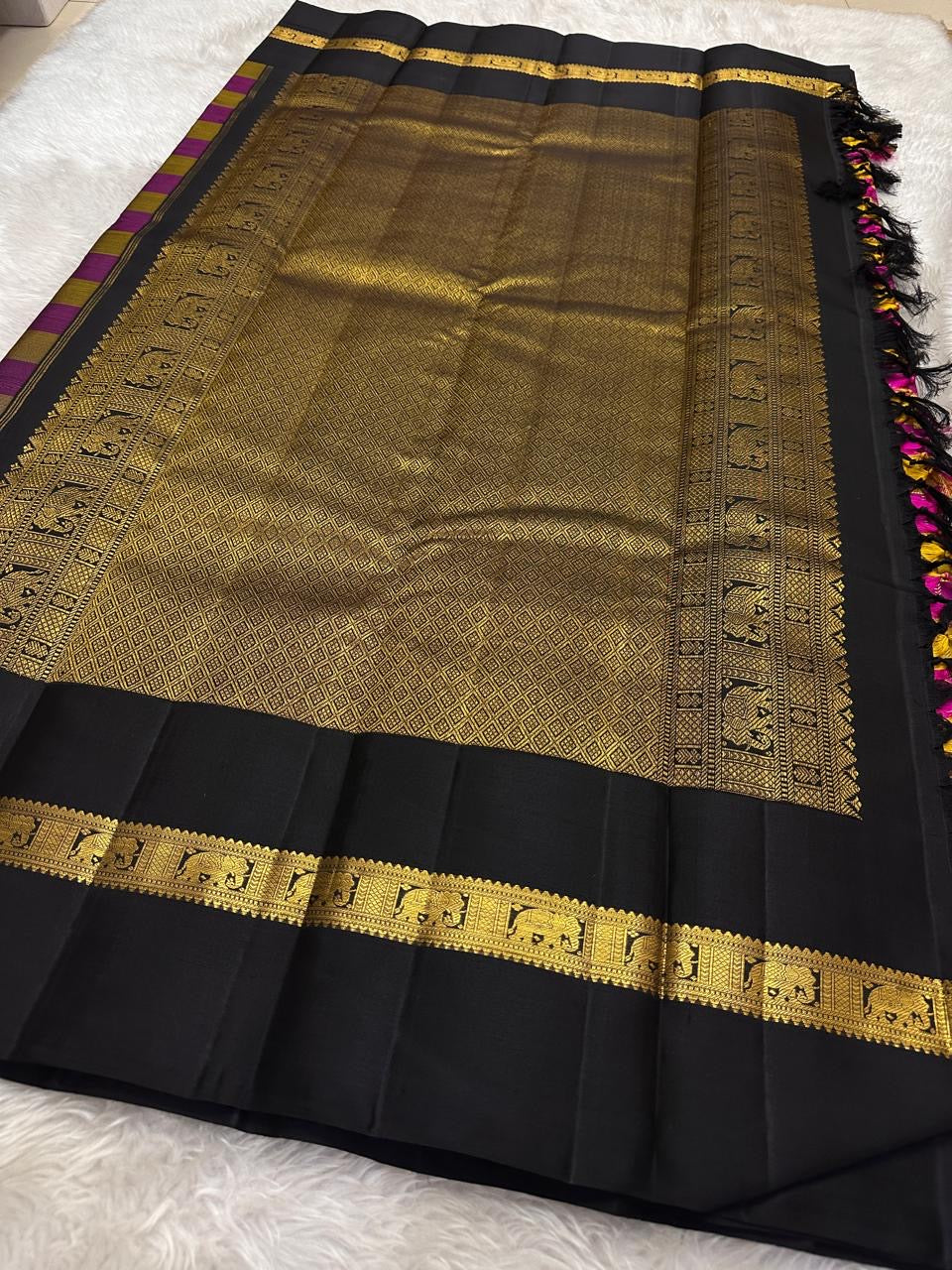 vh-kv pallu detail of magenta ponvandu gold checks  Kanchipuram silk saree