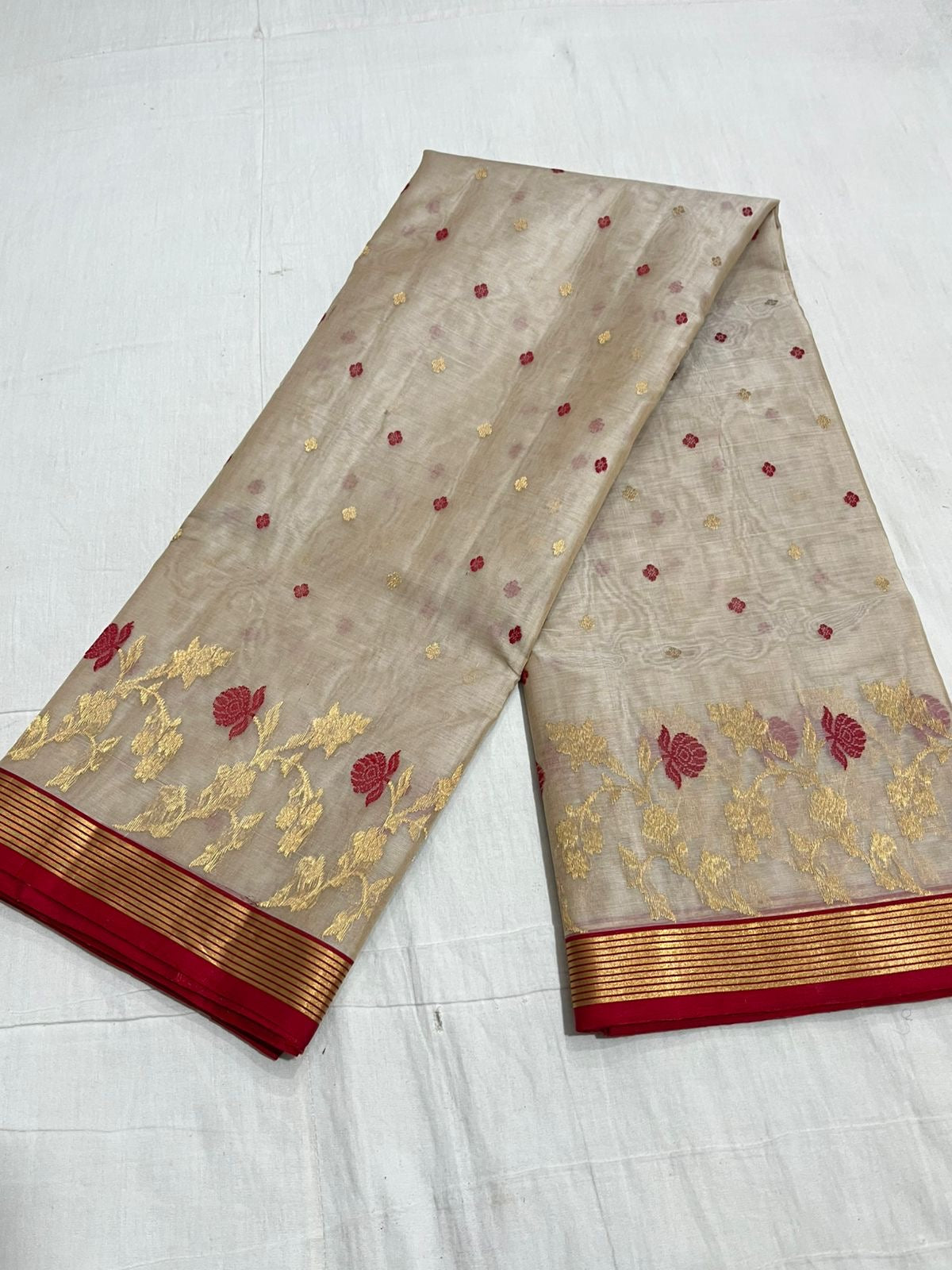 Ivory Pink Floral Silver Border Pattu Silk Chanderi saree, body closeup
