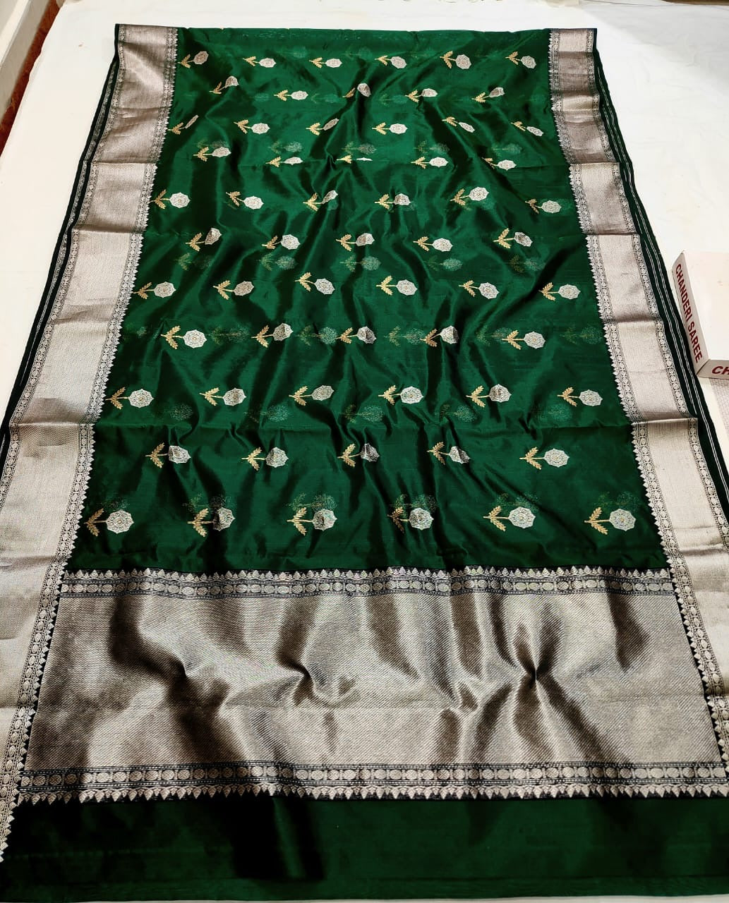 Emerald Green Silver Floral Pattu Silk Chanderi saree, pallu closeup