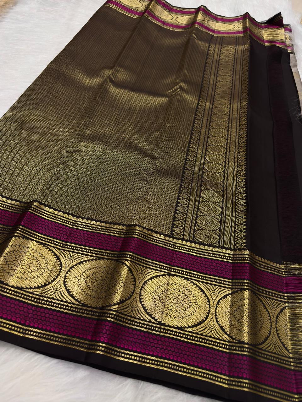 Grand Kamalam zari medallions woven in concentric lotus-petal geometry on Kanchipuram silk