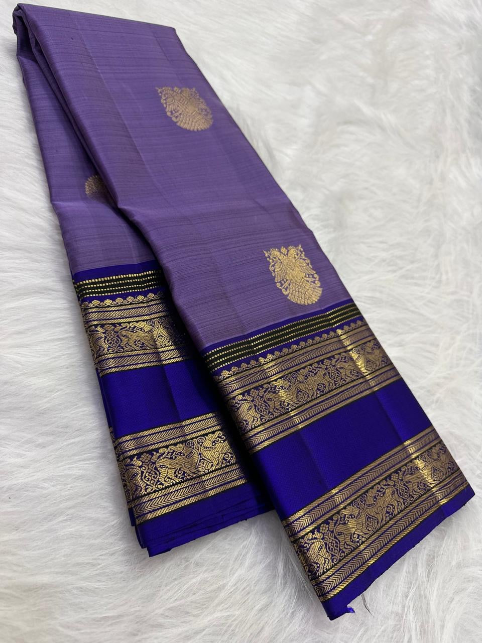 Lilac and blue handwoven pure silk Kanchipuram Rettapet saree — detail of the saree border