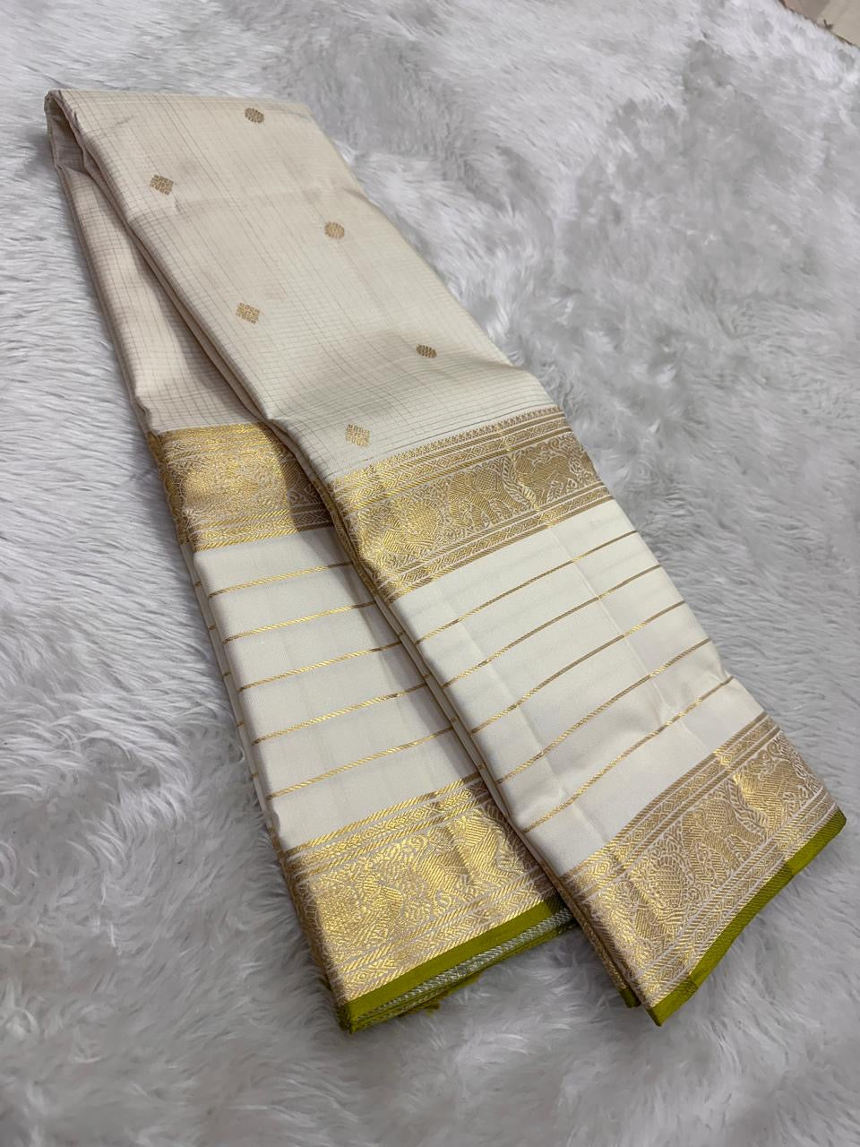Ivory pure silk Kanchipuram saree, border selvedge detail with pearl ivory, pale gold and thulir-pachai fresh-green selvedge