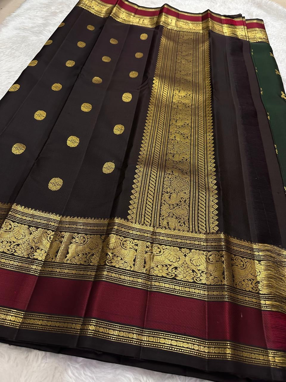 Green Kanjivaram saree with korvai border red contrast detail close up