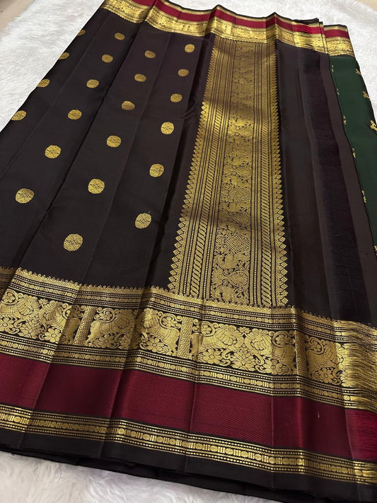 Green Kanjivaram saree with korvai border red contrast detail close up