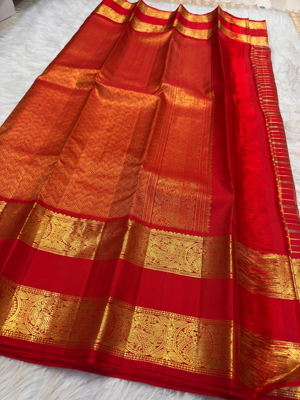 Arakku Red Pure Kanchipuram Silk Zari Kattam Saree with Rettapet Border