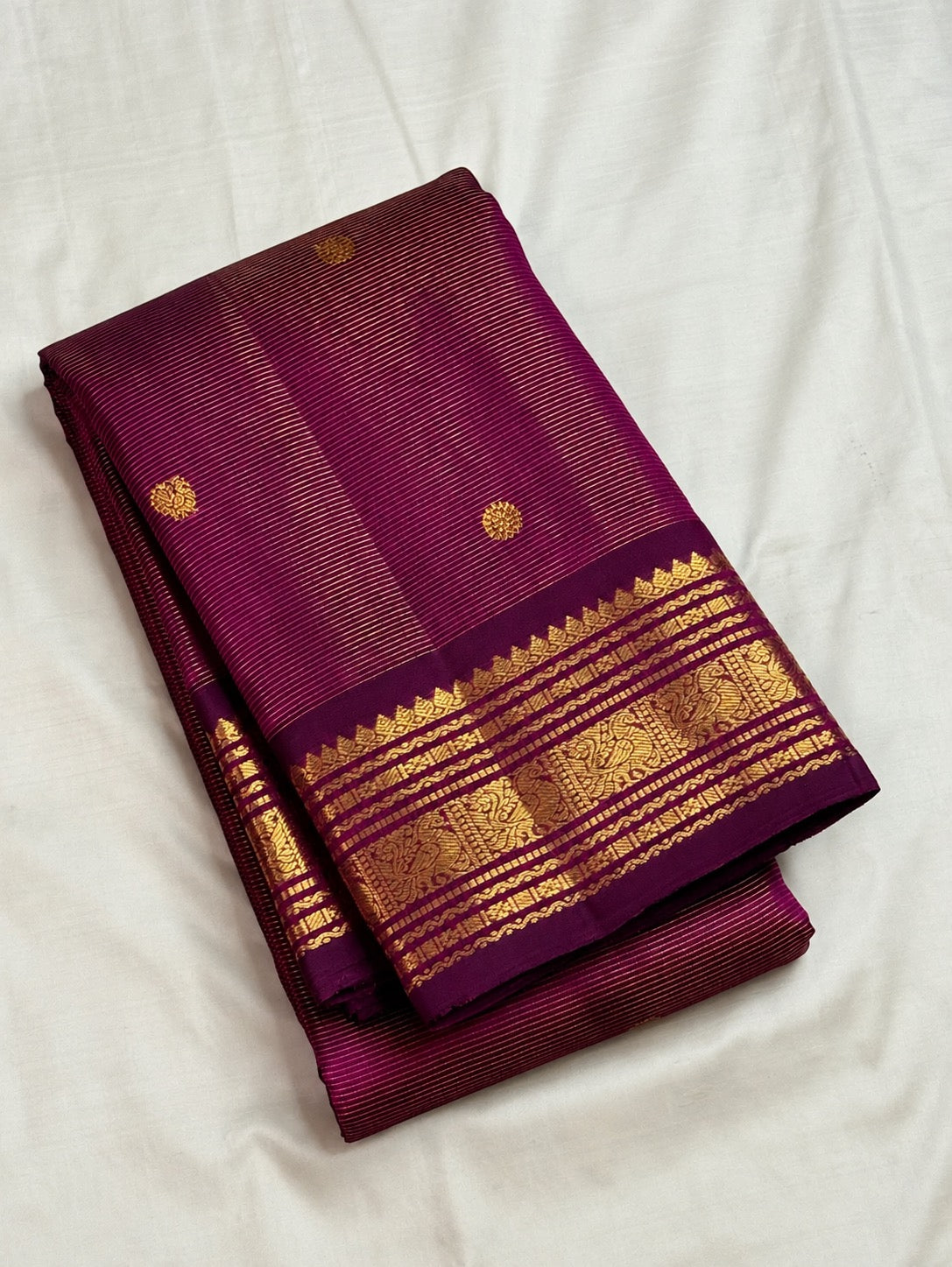 Antique-gold zari border detail on a Vadamalli pure silk Kanchipuram saree, Idam Living (photo 4 of 6)