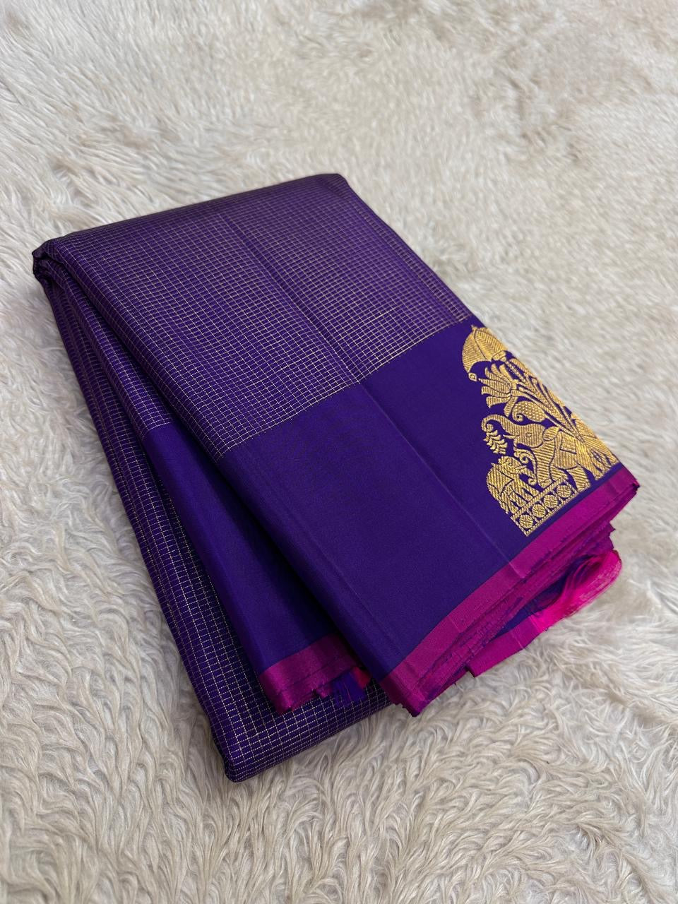 Grand diamond lattice zari pallu of oodha violet Kanchipuram silk saree with ornate gold woven borders