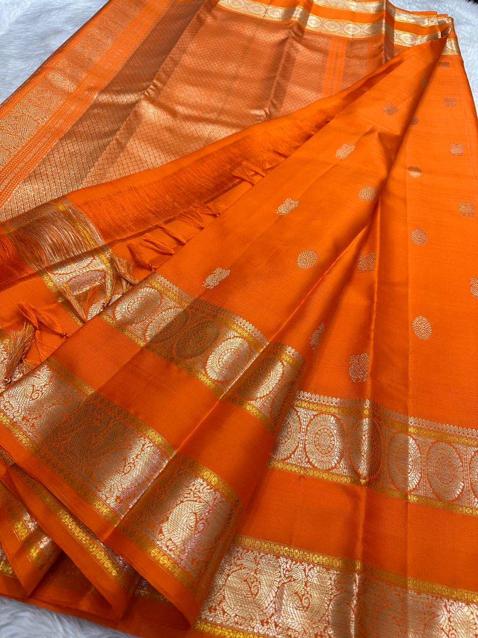 gold border detail of amber flame Kanchipuram silk saree