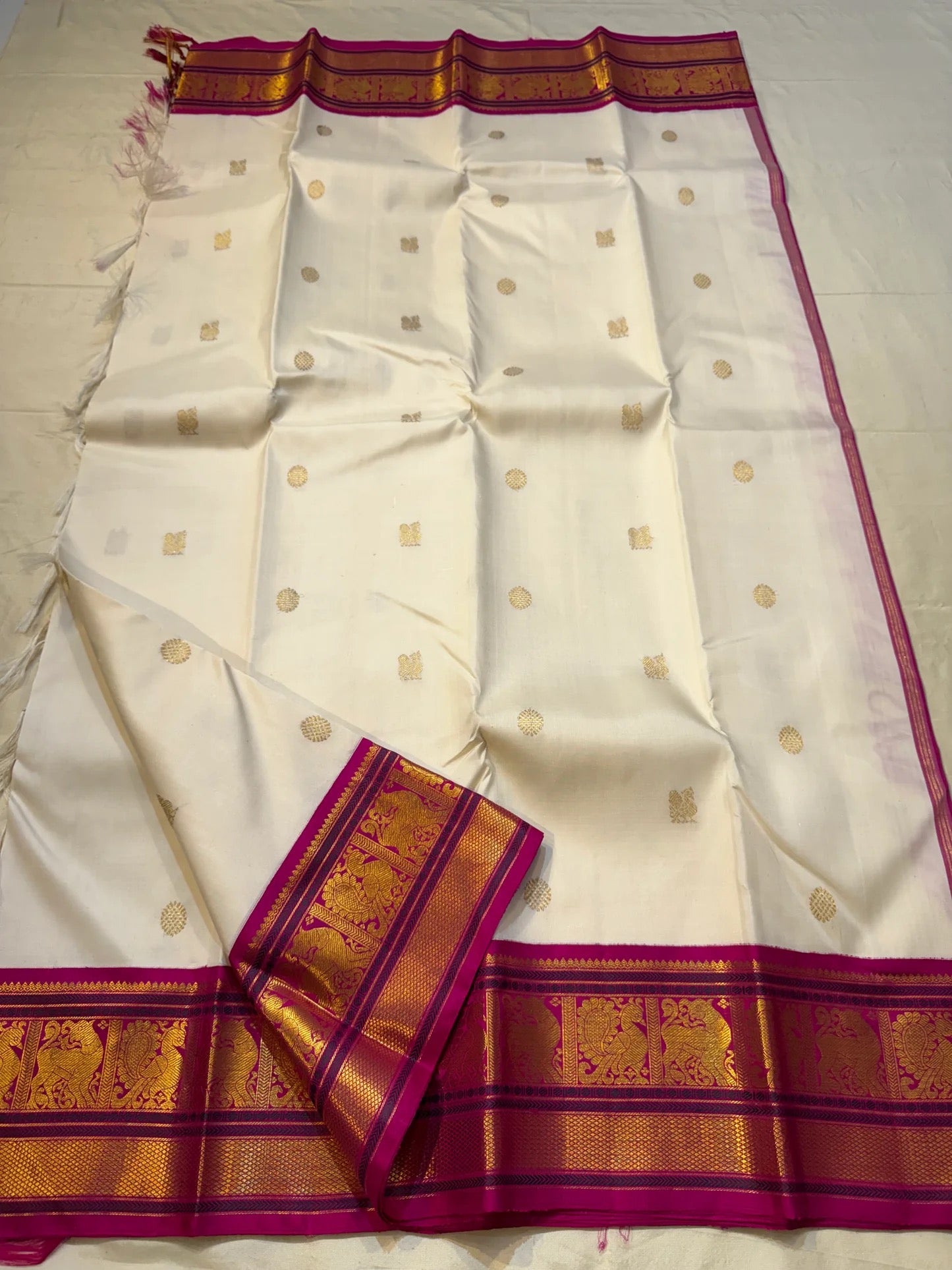 kv-myb pallu detail of ivory Kanchipuram silk saree
