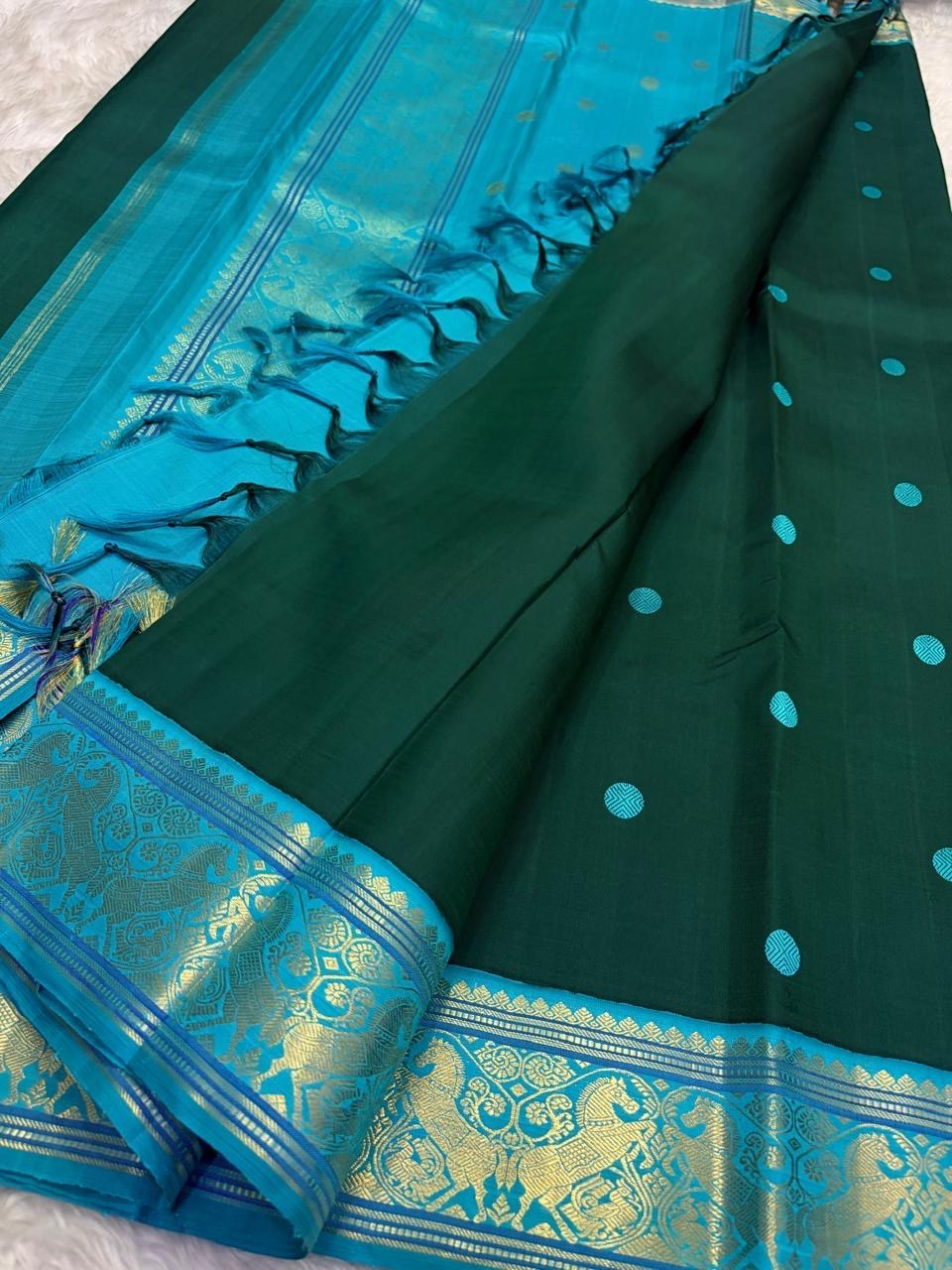 turquoise border detail of deep green Kanchipuram silk saree