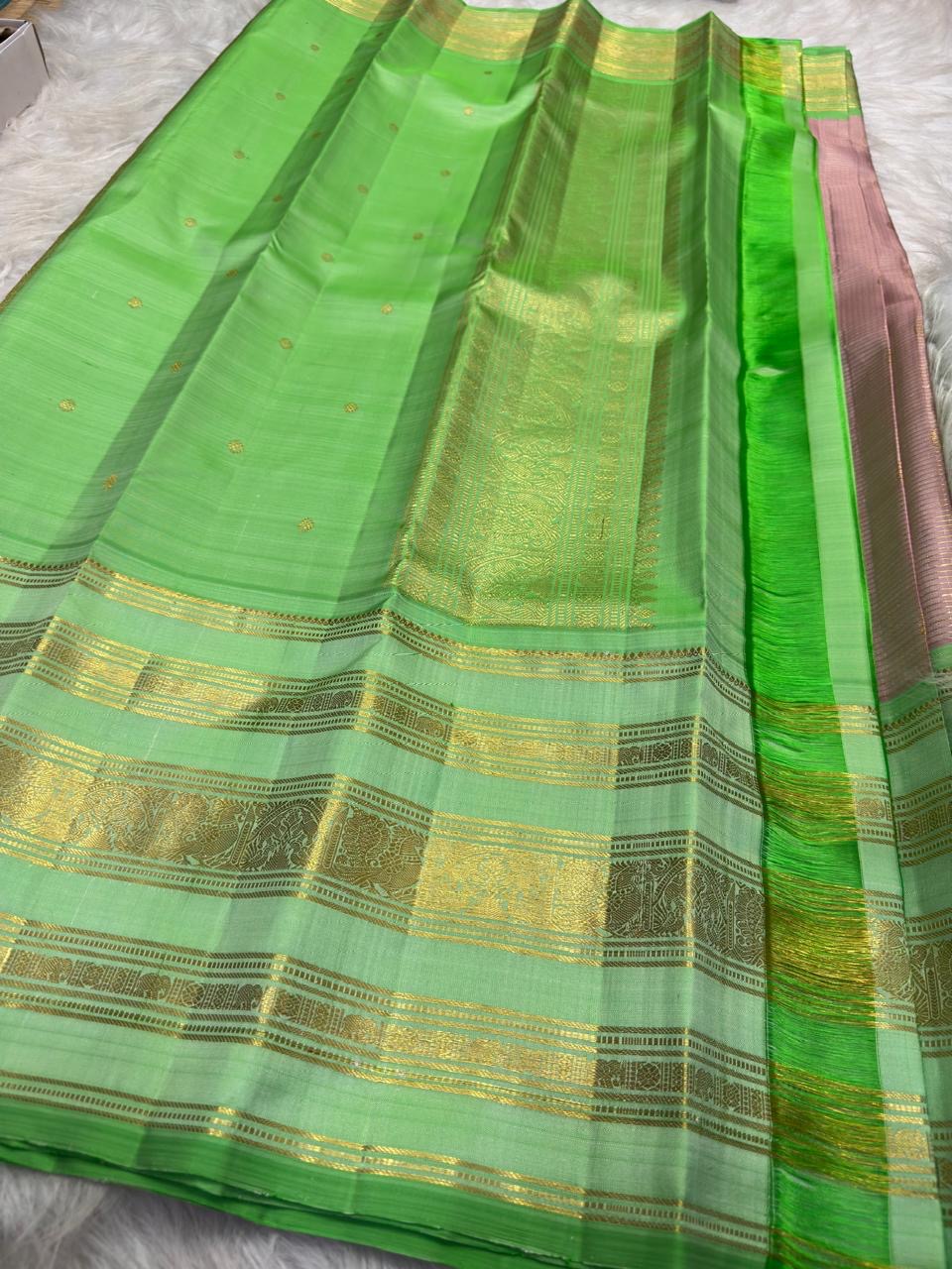 Thulir Pachai Green and Petal Pink vintage pure silk Kanchipuram Varisaipet saree, border close-up, handwoven zari and ornate border
