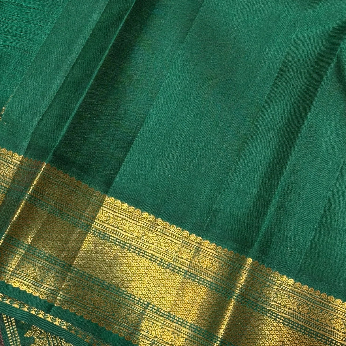Tomato red handwoven pure silk Kanjeevaram korvai saree with emerald green border, view 4
