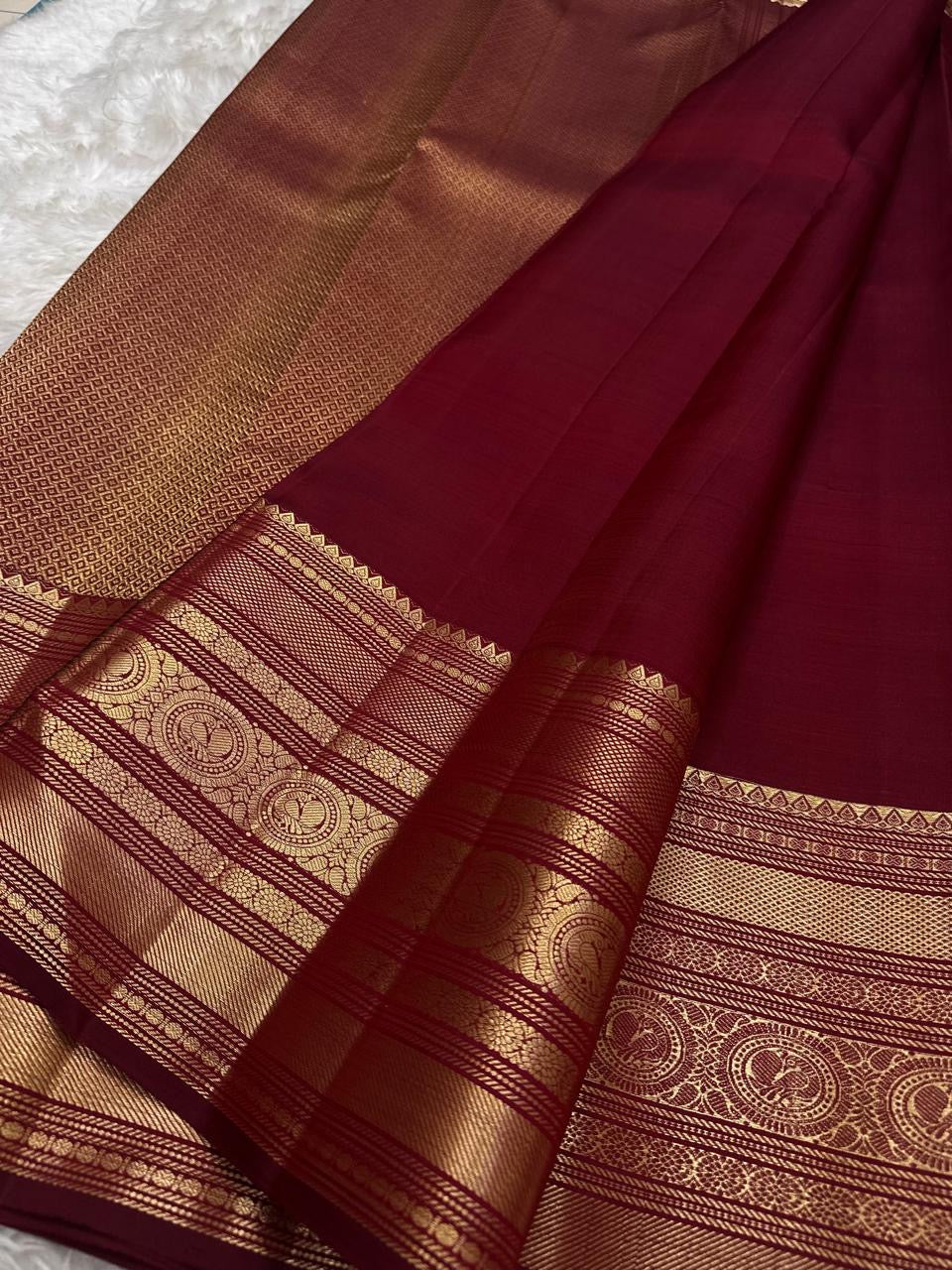 Arakku red pure silk Kanchipuram saree with antique gold mayil chakram buttas and a detailed peacock and arai maadam pallu, view 4.