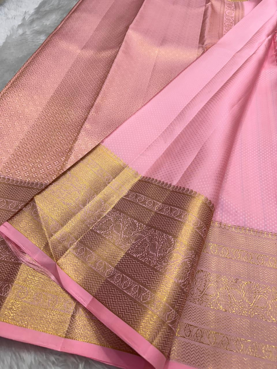 Pink Kanchipuram pattu saree border detailing with zari butta pattern