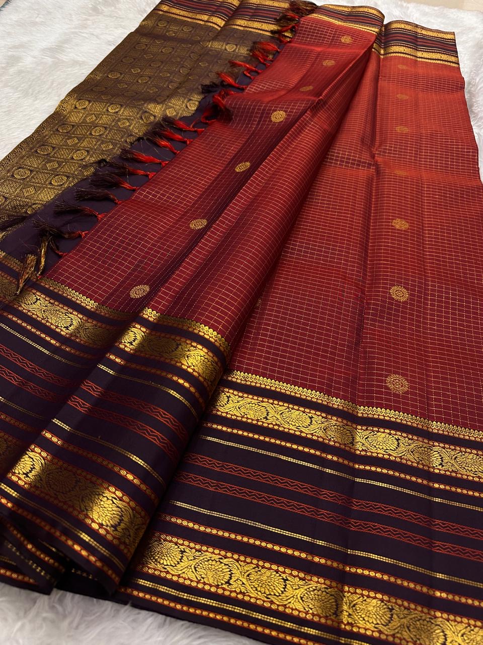 Kanjivaram saree varisaipet border detail showing horizontal zari arrangement