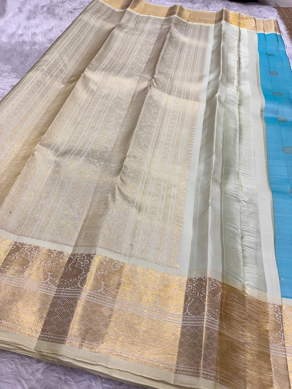 ivory border detail of sky blue Kanchipuram silk saree
