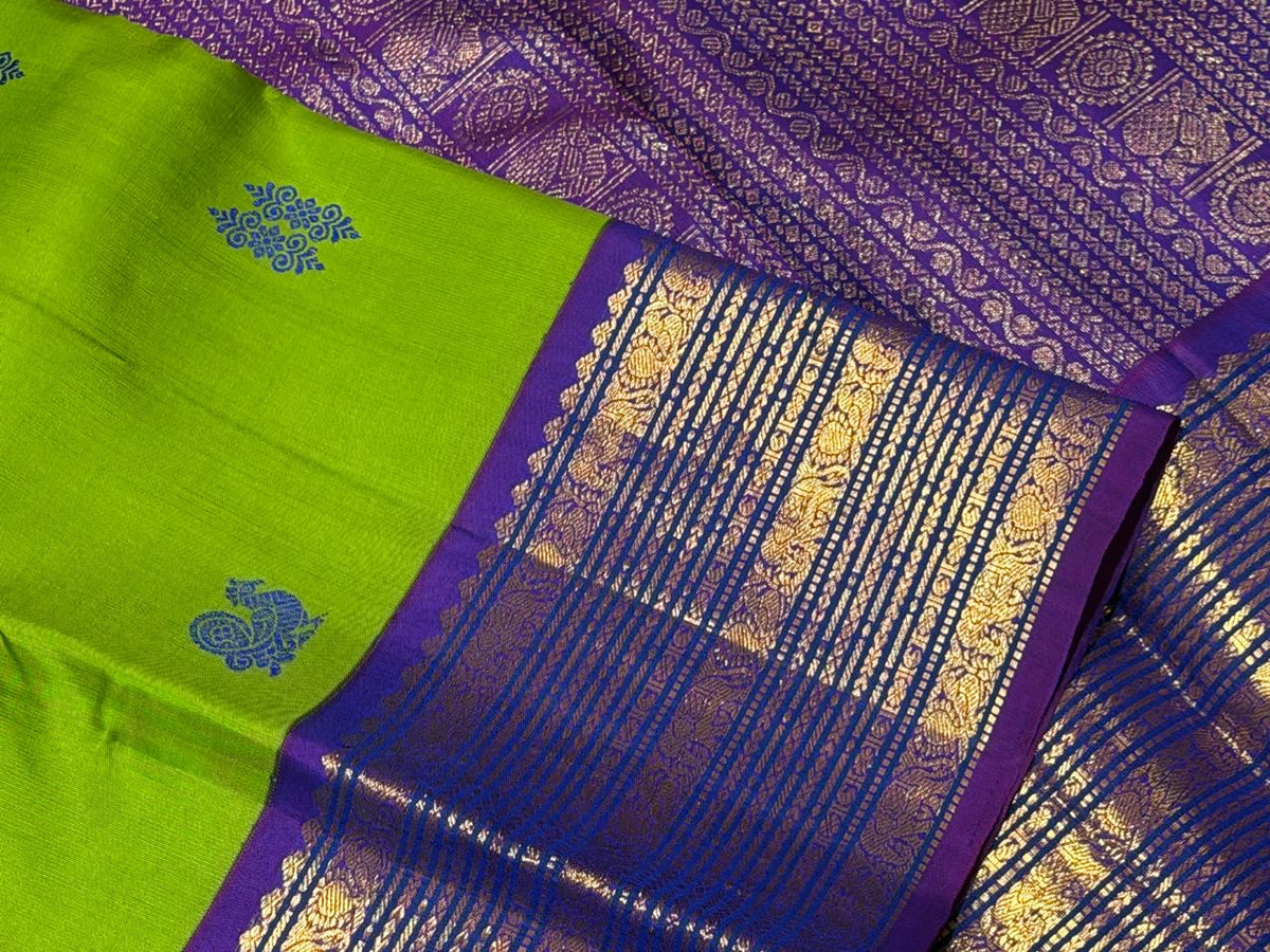 Parrot green handwoven pure silk Kanchipuram varisaipet saree with violet border, view 5