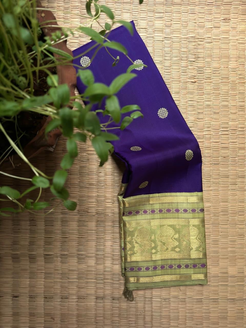Oodha Violet & Manthulir Green Pure Kanchipuram Silk Varisaipet saree, additional view