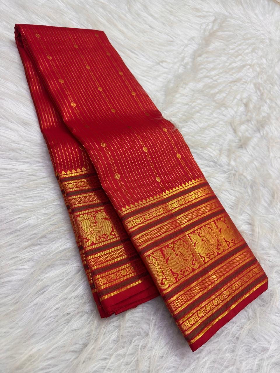 Deep Arakku pink Varisaipet pure silk Kanchipuram saree – scattered gold zari buttas on the silk body