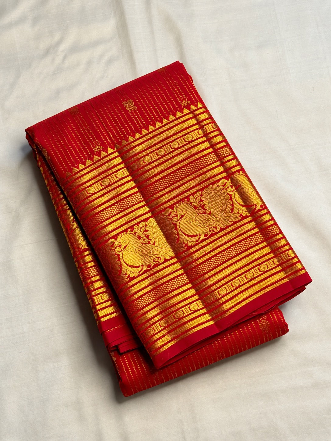 Vermilion red handwoven pure silk Kanjivaram Varisaipet saree with gold zari brocade border, photo 4 of 5