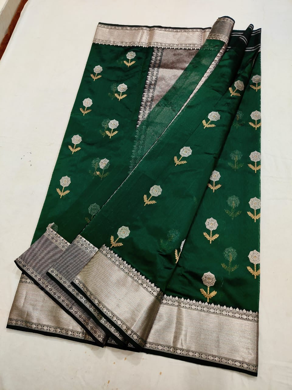 Emerald Green Silver Floral Pattu Silk Chanderi saree, border detail